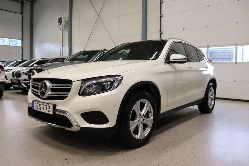 Vit Begagnad 2016 Mercedes GLC220 SUV | 274 900 kr (Marknadspris) - Bild 1/4