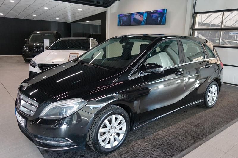 Svart Begagnad 2014 Mercedes B180 Minibuss | 99 000 kr (Bra pris) - Bild 1/4
