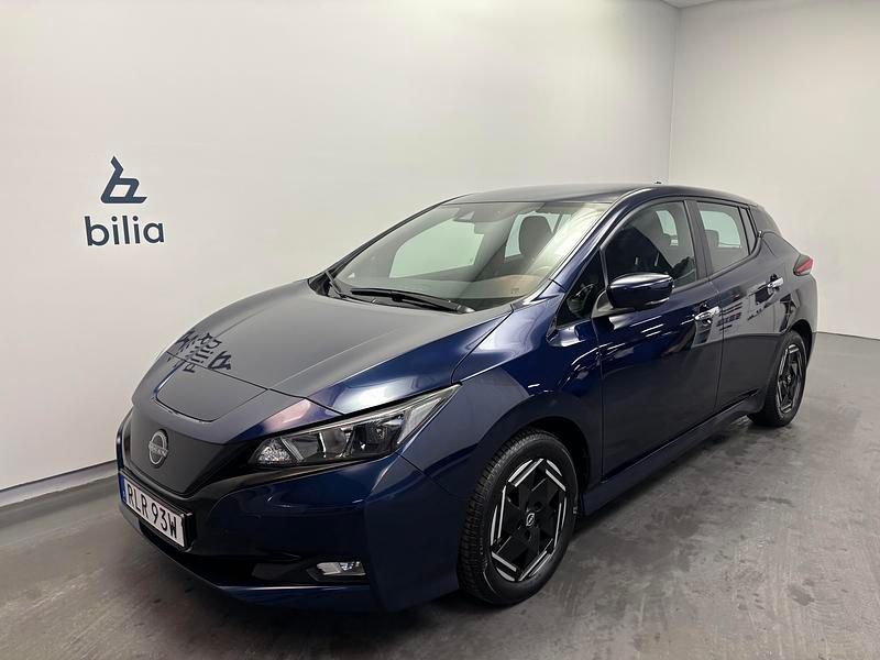 Mörkblå Begagnad 2023 Nissan Leaf Acenta Halvkombi | 179 000 kr (Bra pris) - Bild 1/4
