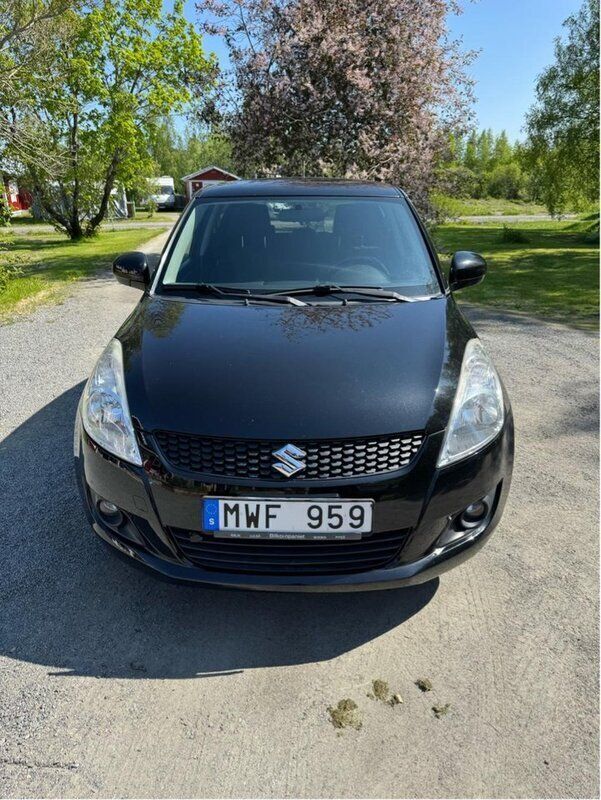 Svart Begagnad 2012 Suzuki Swift Halvkombi | 62 000 kr (Marknadspris) - Bild 1/4