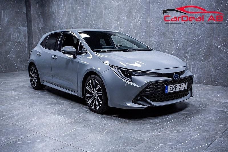 Grå Begagnad 2022 Toyota Corolla Hybrid Style Halvkombi | 242 800 kr (Marknadspris) - Bild 1/4