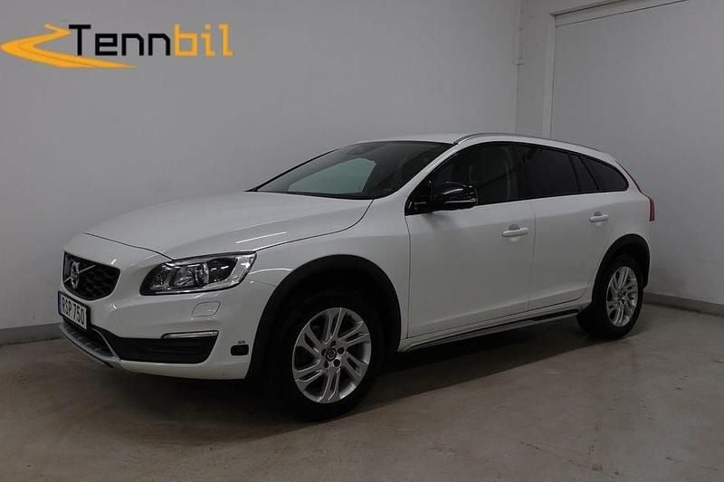 Vit Begagnad 2017 Volvo V60 CC Momentum Kombi | 168 900 kr (Superpris) - Bild 1/4