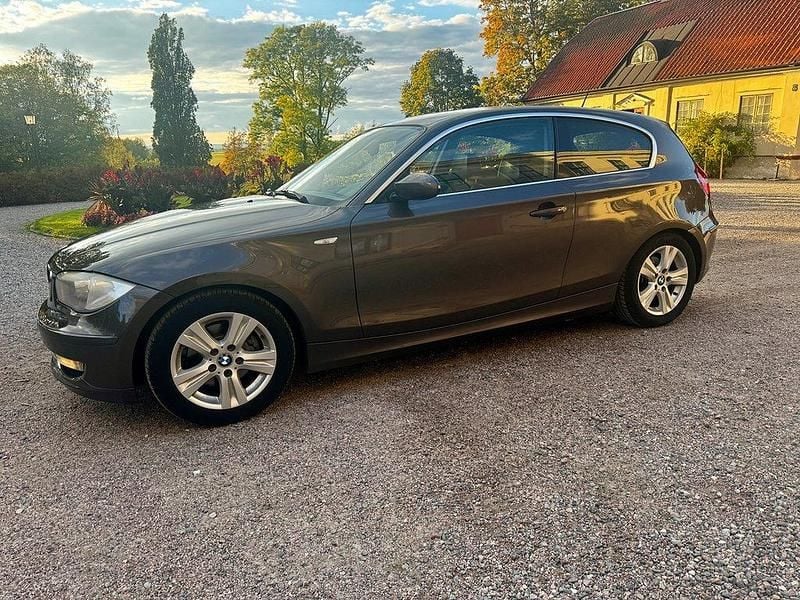 Brun Begagnad 2008 BMW 118 Advantage Halvkombi | 49 999 kr (Marknadspris) - Bild 1/4