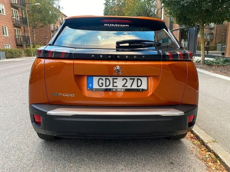 Begagnad Peugeot e-2008 100 kW (136 HK) 2022 Orange SUV