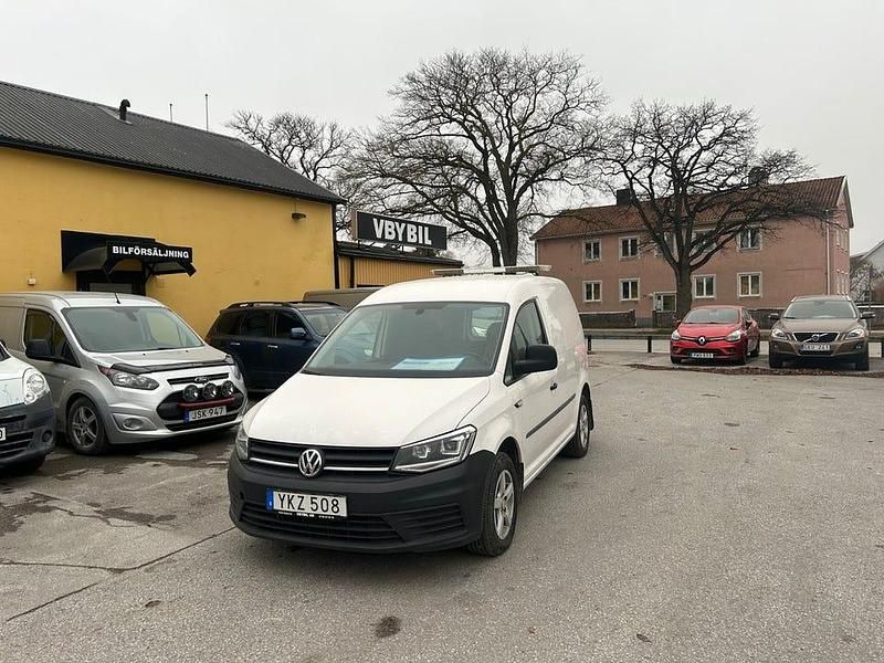 Vit Begagnad 2017 VW Caddy Minibuss | 89 000 kr (Marknadspris) - Bild 1/4