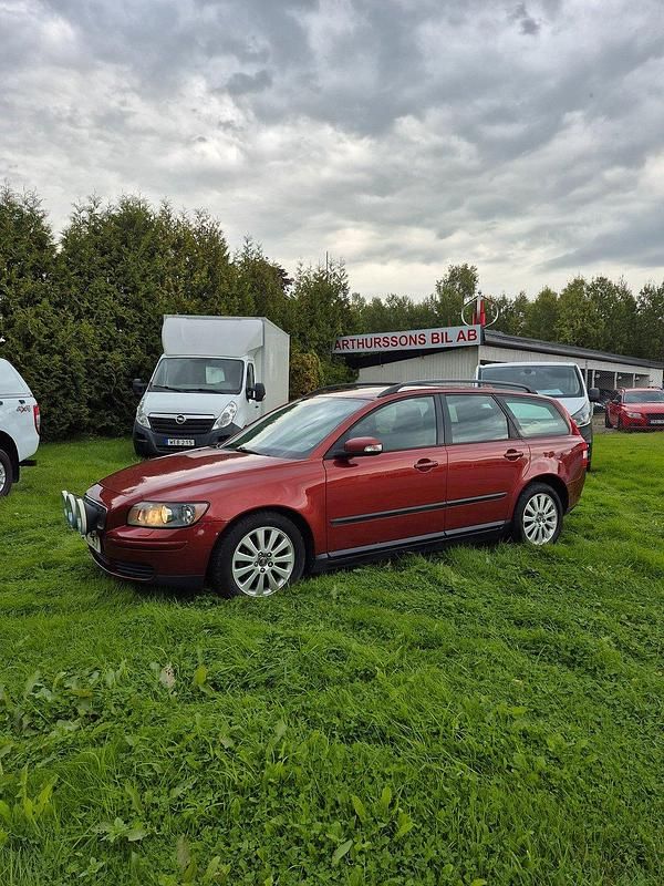 Röd (rödmet) Begagnad 2007 Volvo V50 Kinetic Kombi | 39 000 kr (Marknadspris) - Bild 1/4