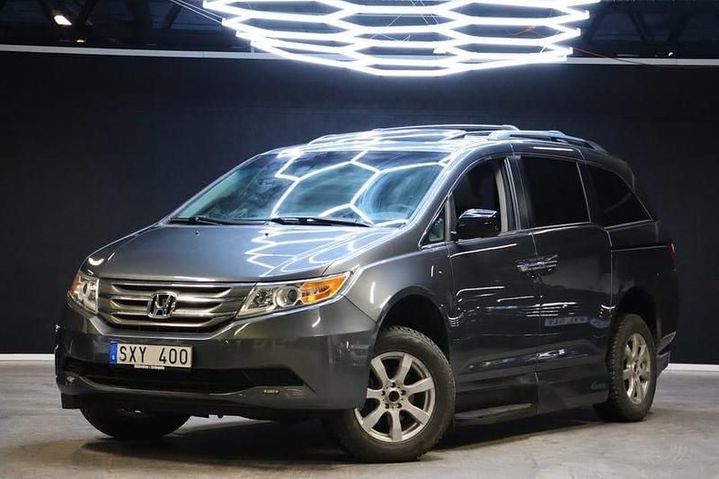 Grå Begagnad 2012 Honda Odyssey Minibuss | 239 900 kr - Bild 1/4