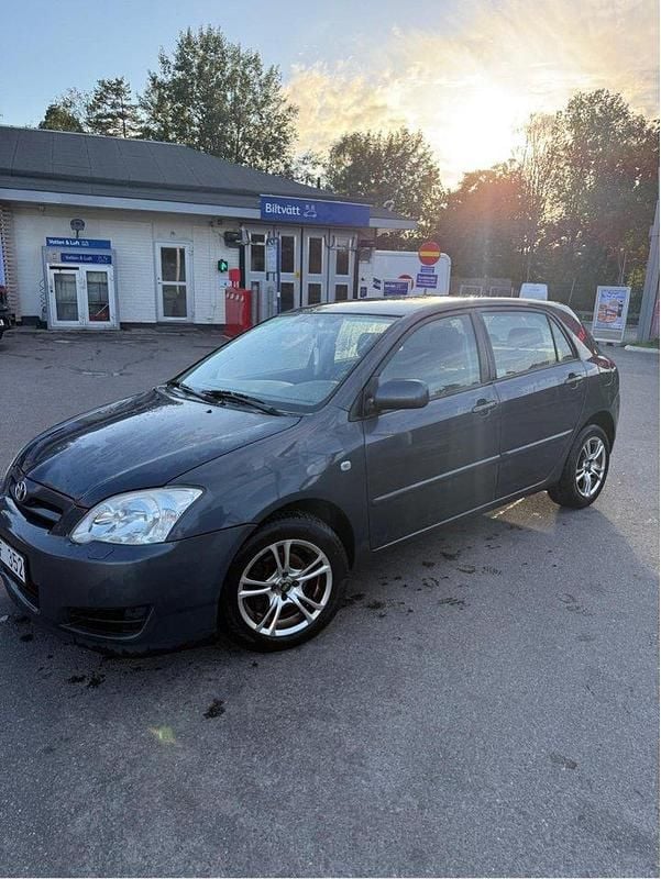 Grå Begagnad 2006 Toyota Corolla Halvkombi | 32 000 kr (Marknadspris) - Bild 1/4