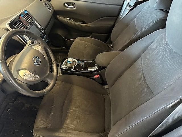 Begagnad Nissan Leaf 80 kW (109 HK) 2016 Grå Halvkombi