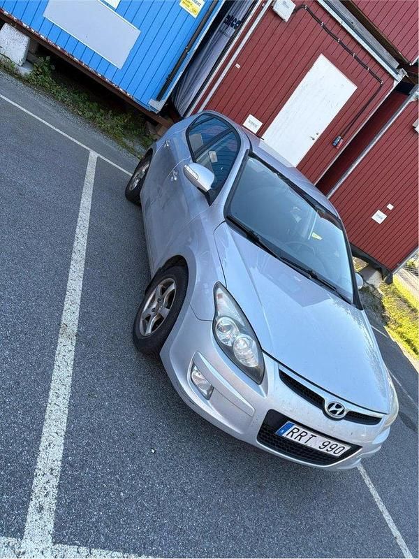 Silver Begagnad 2010 Hyundai i30 Halvkombi | 29 900 kr - Bild 1/3