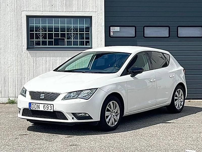 Vit Begagnad 2013 Seat Leon Style Halvkombi | 69 900 kr (Marknadspris) - Bild 1/1