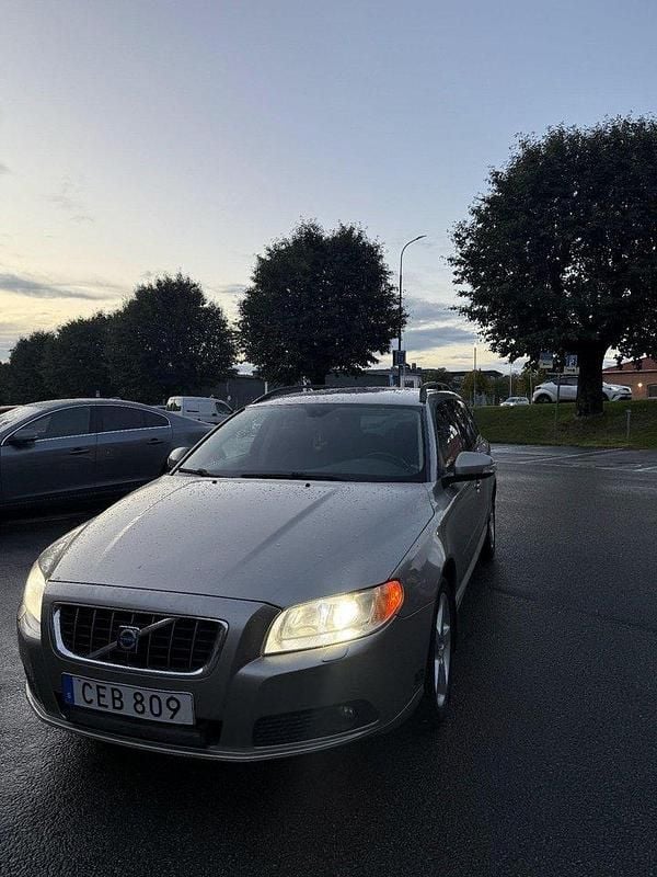 Brun Begagnad 2008 Volvo V70 Kombi | 47 500 kr (Bra pris) - Bild 1/4