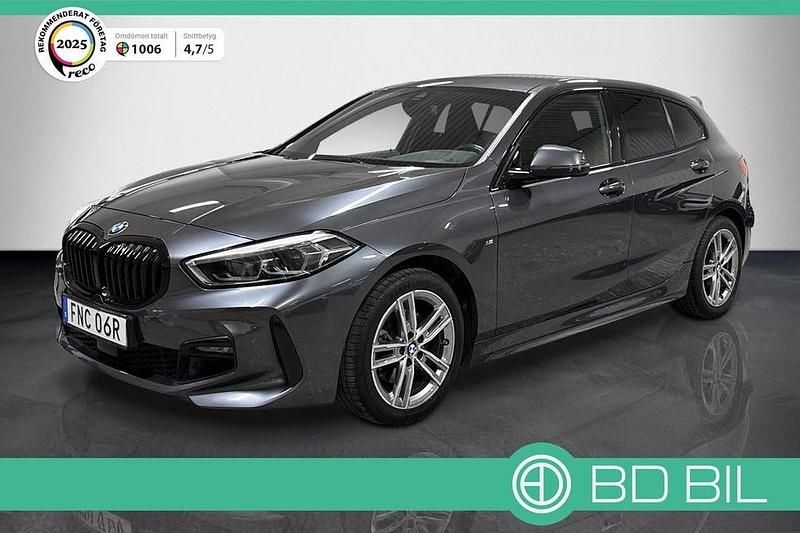 Gråmetallic Begagnad 2021 BMW 118 Shadowline Halvkombi | 249 900 kr (Marknadspris) - Bild 1/3