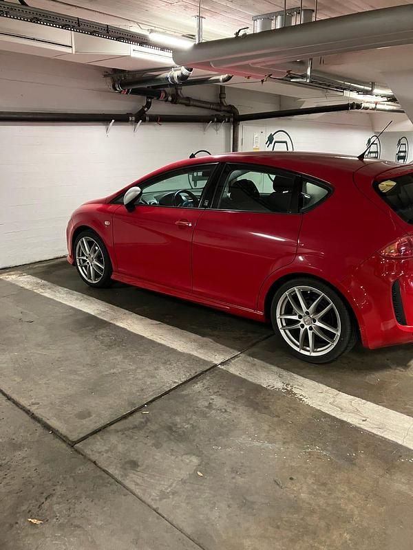 Begagnad 2009 Seat Leon Halvkombi | 35 000 kr (Marknadspris) - Bild 1/4