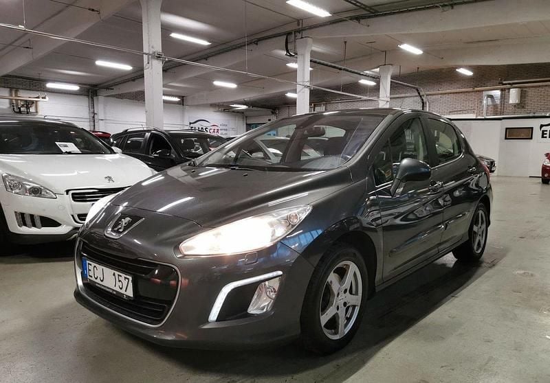 Mörkgrå Begagnad 2013 Peugeot 308 Halvkombi | 39 900 kr (Marknadspris) - Bild 1/4