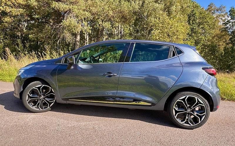 Grå Begagnad 2019 Renault Clio IV Intens Halvkombi | 97 000 kr (Marknadspris) - Bild 1/4