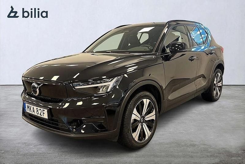 Svart Begagnad 2022 Volvo XC40 Core SUV | 324 900 kr (Marknadspris) - Bild 1/3