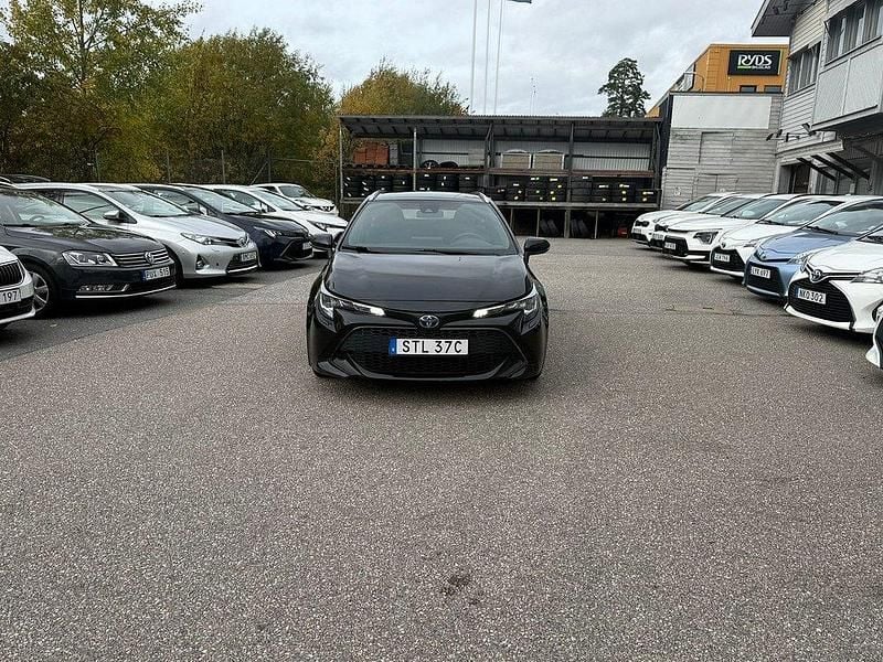 Svart Begagnad 2022 Toyota Corolla Active Kombi | 188 900 kr (Marknadspris) - Bild 1/4