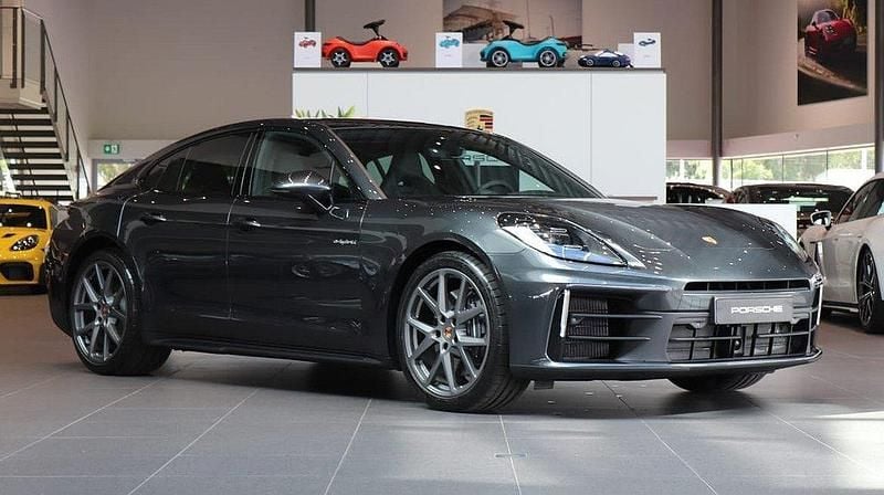 Grå Begagnad 2024 Porsche Panamera 4 Sedan | 1 299 000 kr (Superpris) - Bild 1/4
