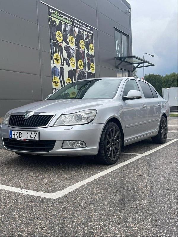 Silver Begagnad 2012 Skoda Octavia Ambiente Halvkombi | 44 900 kr (Superpris) - Bild 1/4