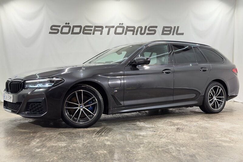 Grå Begagnad 2020 BMW 530e M Sport Kombi | 369 900 kr (Marknadspris) - Bild 1/4