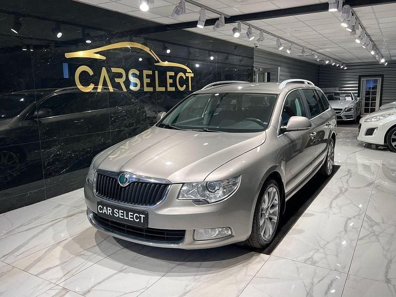 Ljusbrun (brun) Begagnad 2012 Skoda Superb Ambition Kombi | 49 900 kr (Bra pris) - Bild 1/4