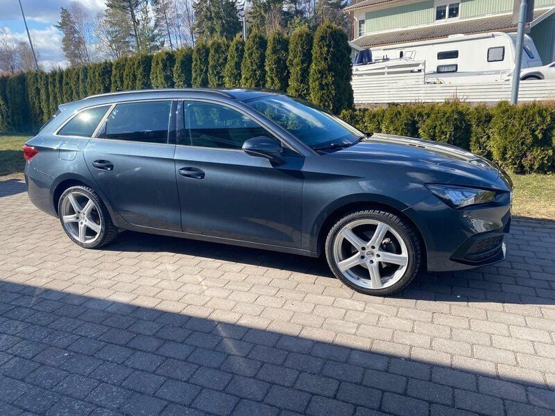 Grå Begagnad 2021 Seat Leon ST Style Kombi | 164 000 kr (Marknadspris) - Bild 1/4
