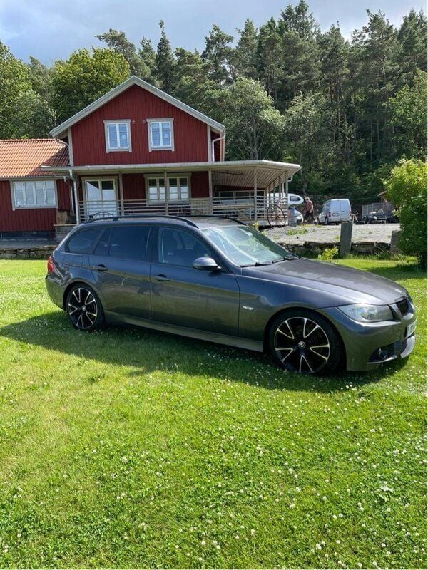 Grå Begagnad 2008 BMW 320 M Sport Kombi | 68 000 kr (Marknadspris) - Bild 1/4