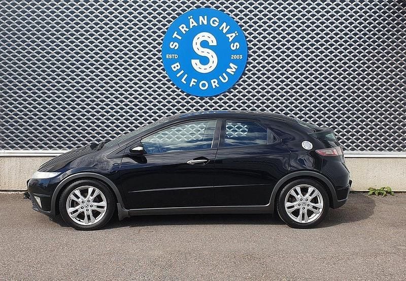 Svart Begagnad 2009 Honda Civic Executive Halvkombi | 45 000 kr (Marknadspris) - Bild 1/4