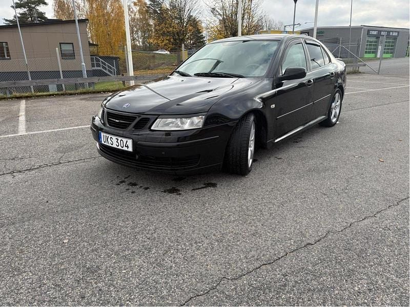Svart Begagnad 2004 Saab 9-3 Vector Sedan | 43 000 kr (Lite dyr) - Bild 1/4