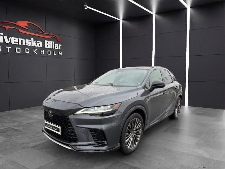 Grå Begagnad 2023 Lexus RX500h Sport Line SUV | 689 900 kr - Bild 1/4
