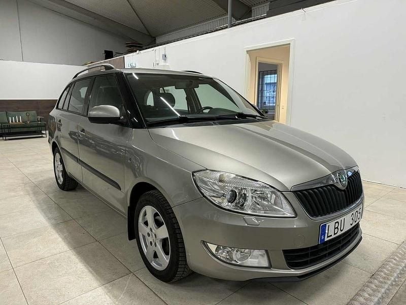 Ljusbrun Begagnad 2010 Skoda Fabia Kombi | 49 900 kr (Marknadspris) - Bild 1/4