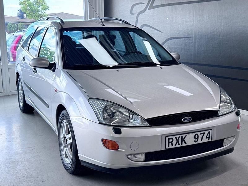 Ljusgrå Begagnad 2000 Ford Focus Kombi | 19 900 kr (Marknadspris) - Bild 1/3