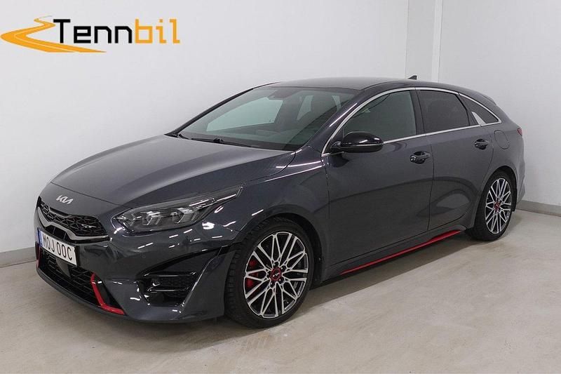 Grå Begagnad 2022 Kia ProCeed GT 2 Halvkombi | 289 900 kr (Marknadspris) - Bild 1/4