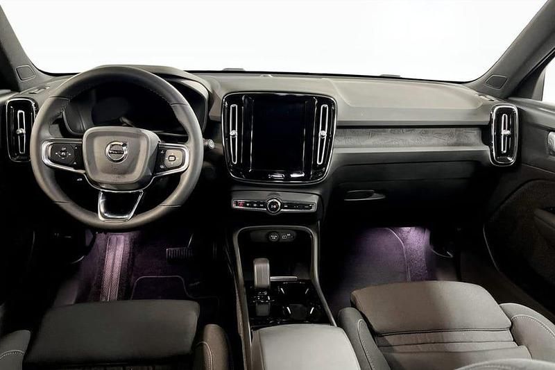 Begagnad Volvo XC40 Core 175 kW (238 HK) 2023 Svart SUV