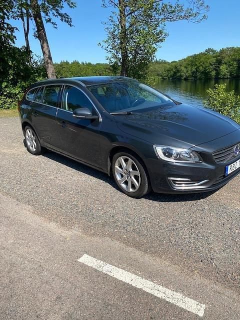 Grå Begagnad 2015 Volvo V60 Summum Kombi | 109 000 kr (Marknadspris) - Bild 1/4