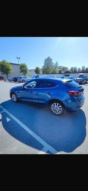 Blå Begagnad 2016 Mazda 3 Inclusive Halvkombi | 125 000 kr (Marknadspris) - Bild 1/4
