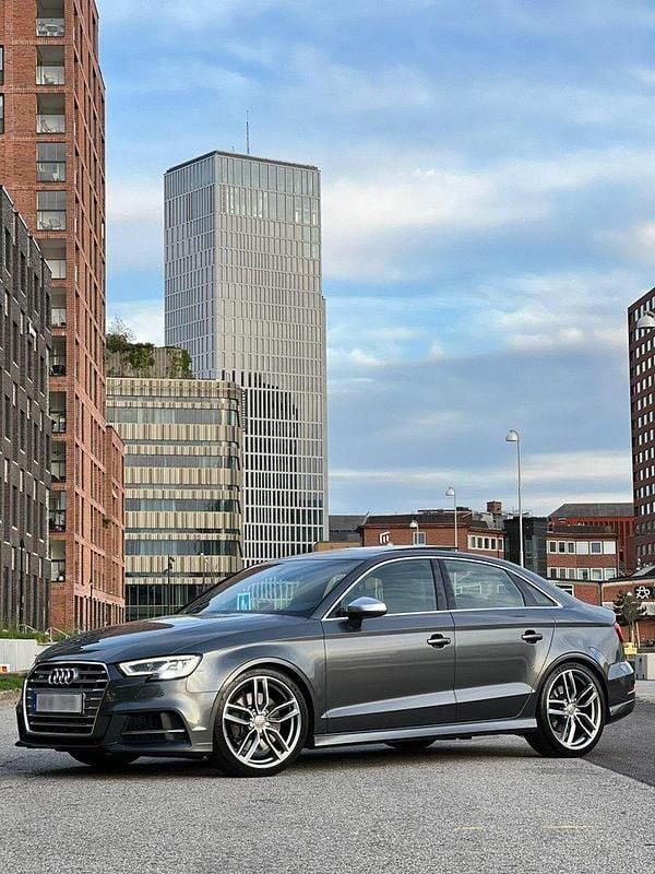 Grå Begagnad 2018 Audi S3 Sedan | 345 000 kr (Marknadspris) - Bild 1/4
