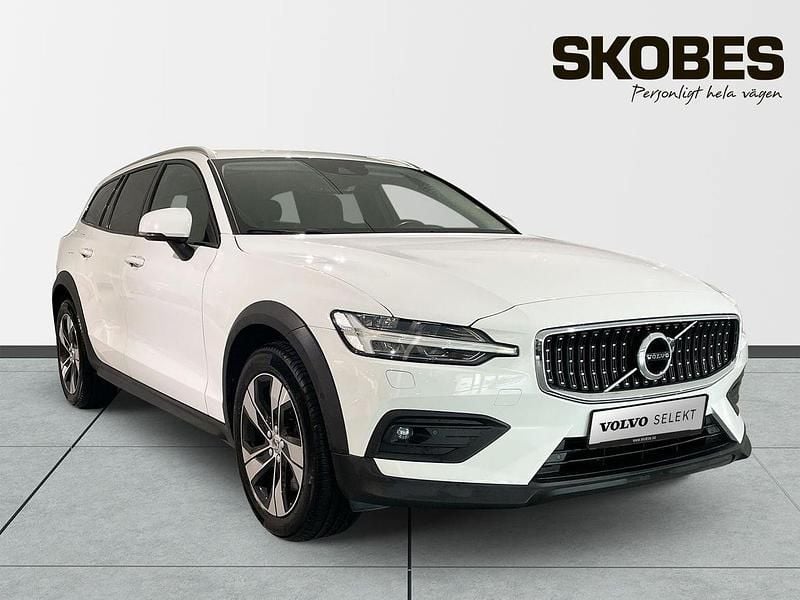 Vit Begagnad 2020 Volvo V60 CC SE Kombi | 294 900 kr (Marknadspris) - Bild 1/3