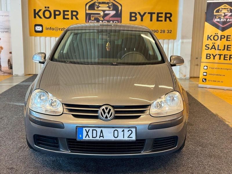 Mörkgrå Begagnad 2005 VW Golf V Trendline Halvkombi | 23 900 kr (Marknadspris) - Bild 1/4