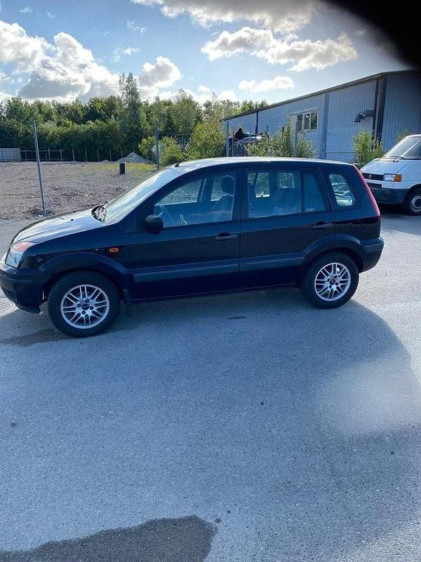 Blå Begagnad 2006 Ford Fusion Halvkombi | 45 000 kr (Marknadspris) - Bild 1/4