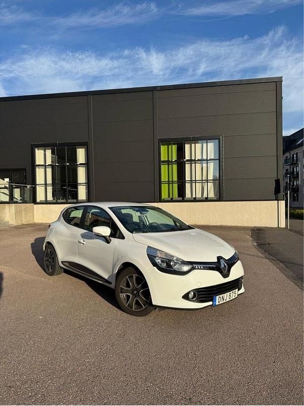 Vit Begagnad 2016 Renault Clio IV Halvkombi | 63 000 kr (Bra pris) - Bild 1/4