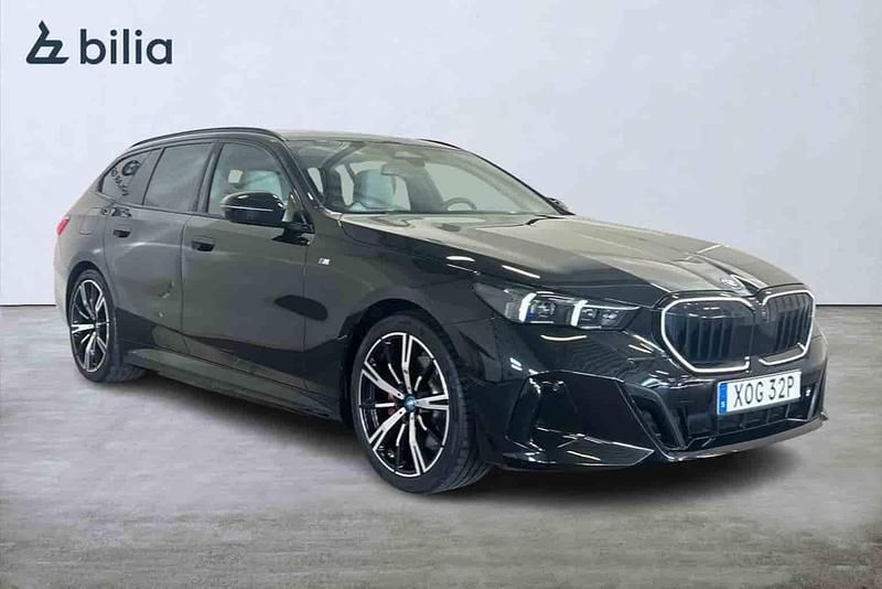 Svart Begagnad 2025 BMW 530e Kombi | 699 000 kr - Bild 1/1