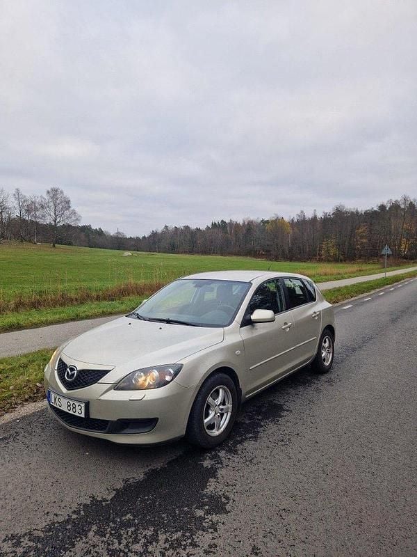 Grå Begagnad 2007 Mazda 3 Inclusive Halvkombi | 35 000 kr (Marknadspris) - Bild 1/4