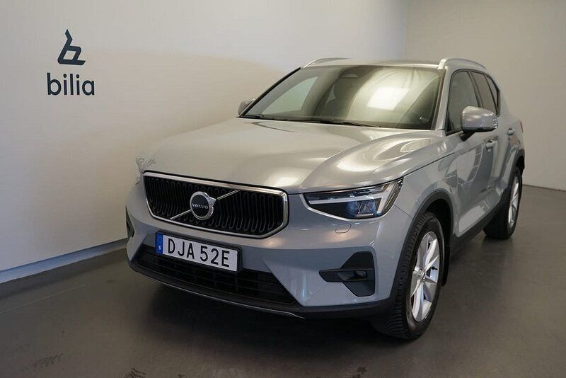 Grå Begagnad 2023 Volvo XC40 Core SUV | 348 500 kr (Marknadspris) - Bild 1/3