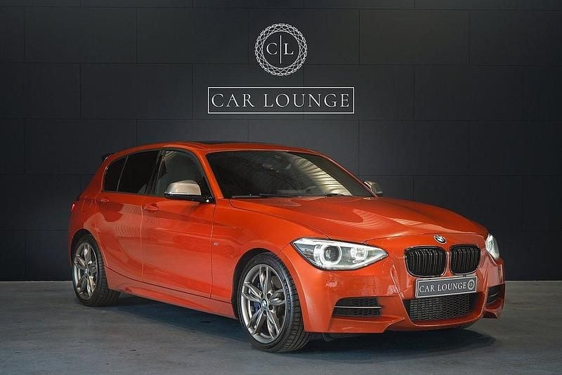 Orange (valencia orange metallic) Begagnad 2014 BMW M135 Comfort Edition Halvkombi | 235 000 kr (Marknadspris) - Bild 1/4