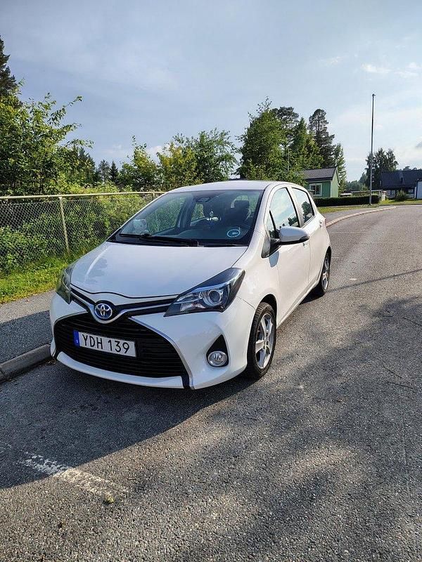 Vit Begagnad 2016 Toyota Yaris Hybrid Active Halvkombi | 98 000 kr (Bra pris) - Bild 1/4