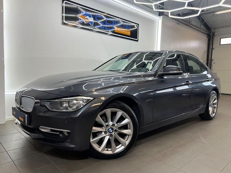 Grå Begagnad 2013 BMW 320 Sport Line Sedan | 149 900 kr (Lite dyr) - Bild 1/4