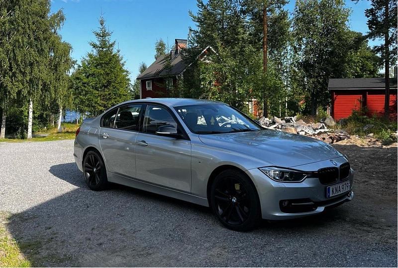 Silver Begagnad 2014 BMW 328 Sport Line Sedan | 210 000 kr (Dyr) - Bild 1/4