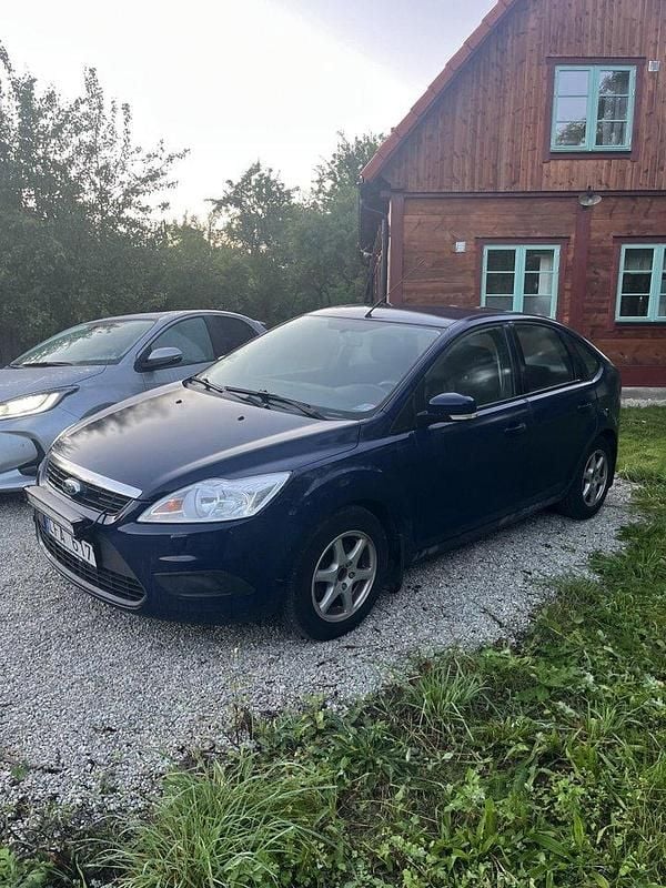 Blå Begagnad 2011 Ford Focus Trend Halvkombi | 30 000 kr (Marknadspris) - Bild 1/4
